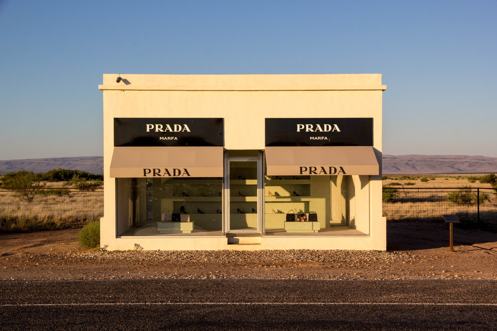 Por qué hay una tienda Prada en medio del desierto? - El Diario NY