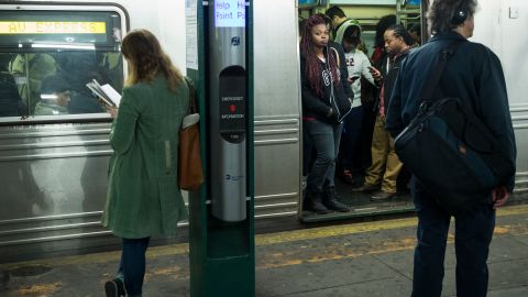 La víctima se encontraba sentada en el piso de la estación.