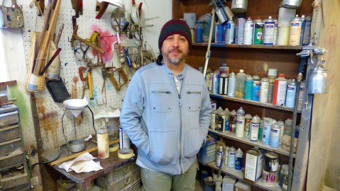 Salvador Moreno en su taller.