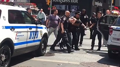 Éste es el momento en que el sujeto fue detenido por el NYPD.
