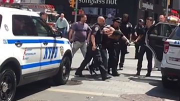 Éste es el momento en que el sujeto fue detenido por el NYPD.