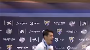Varios jugadores del Real Madrid bañaron a Zidane en plena rueda de prensa.