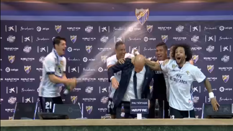 Varios jugadores del Real Madrid bañaron a Zidane en plena rueda de prensa.