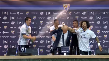 Varios jugadores del Real Madrid bañaron a Zidane en plena rueda de prensa.