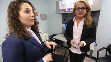 Sarah Bender (izquierda) habla con Brandi Concepción durante su visita al LGBT Health Center en el NYC Health + Hospitals/Metropolitan.