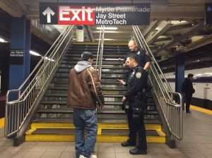 Hallan dos cadáveres apuñalados en el Metro de Nueva York en un lapso de dos horas; posible asesino en serie