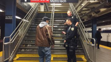 Desarrollan legislacion para que el NYPD reporte con mas detalles las citaciones y arrestos por no pagar el pasaje de metro.