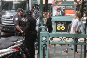 Mujer transgénero apuñalada con un destornillador tras usar gas pimienta en el Metro de Nueva York