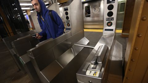 Desarrollan legislacion para que el NYPD reporte con mas detalles las citaciones y arrestos por no pagar el pasaje de metro.