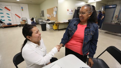 Inquilina Jennie Cruz recibe una consulta financiera de Marlene Uraga en el Bronx.