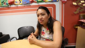 Mexicana Victoria Morales durante una reunion en el Centro de Justicia de Familia.