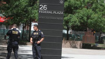 Policia de ICE en las afueras de 26 Federal Plaza en Manhattan.