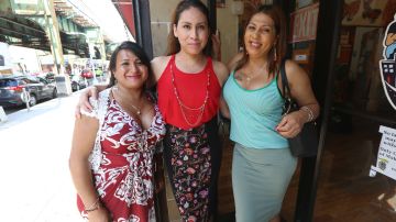 Translatinas Perla Torres, San Salvador (blusa celeste), Jessica Guaman, Ecuador (vestido floreado) y Bianey Garcia, Mexico (blusa roja) cuentan como han sido sus experiencias como mujeres latinas viviendo en la Gran Manzana.