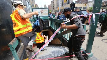 Descarrilamiento del tren A en la estacion 125 en Harlem, deja a 30 usuarios heridos y a centenares sin servicio.