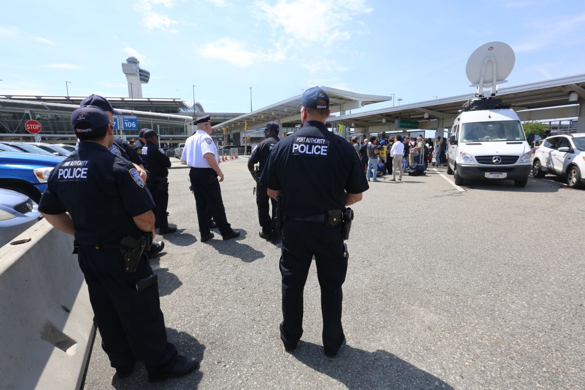 La policía de Port Authority custodia el terminal JFK.