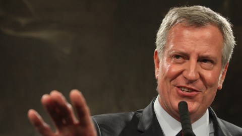 Alcalde Bill de Blasio celebra la decision del gobernador Cuomo para darle el control de las escuelas por los dos proximos años.