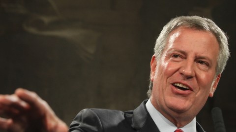 Alcalde Bill de Blasio celebra la decision del gobernador Cuomo para darle el control de las escuelas por los dos proximos años.