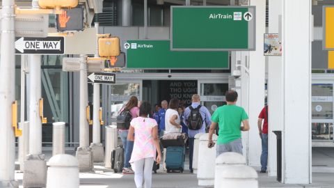 Pasajeros en la terminal 4. Varios grupos de ayuda a los inmigrantes en el aeropuerto de JFK, en el dia que sera implementado el veto de los musulmanes a los EEUU.