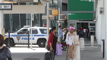 Pasajeros en la terminal 4. Varios grupos de ayuda a los inmigrantes en el aeropuerto de JFK, en el dia que sera implementado el veto de los musulmanes a los EEUU.