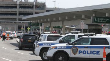 Varios grupos de ayuda a los inmigrantes en el aeropuerto de JFK, en el dia que sera implementado el veto de los musulmanes a los EEUU.