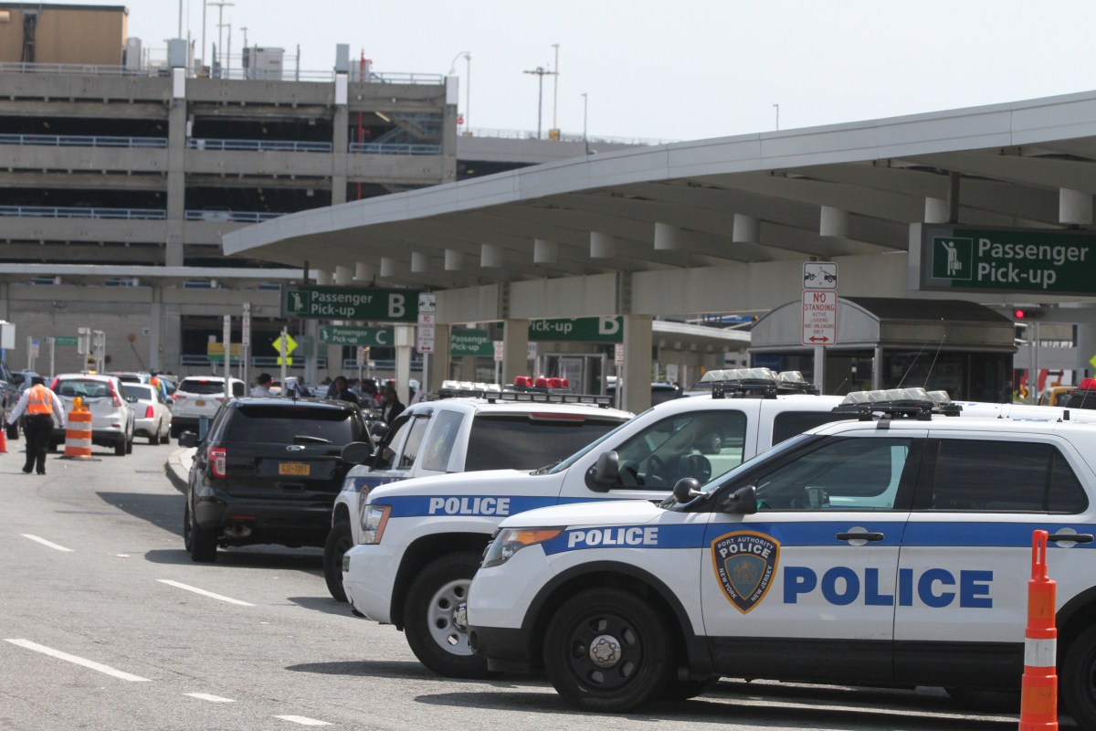 Uno de los mayores robos en aeropuerto JFK de Nueva York: ex empleados USPS acusados de tomar $4 millones en cheques del Tesoro