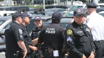 Policia de Porth Authority en la terminal 4. Varios grupos de ayuda a los inmigrantes en el aeropuerto de JFK, en el dia que sera implementado el veto de los musulmanes a los EEUU.