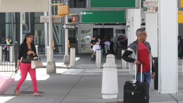 Pasajeros en la terminal 4. Varios grupos de ayuda a los inmigrantes en el aeropuerto de JFK, en el dia que sera implementado el veto de los musulmanes a los EEUU.