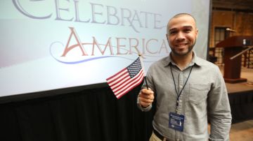 Jose Asencio de la Republica Dominicana, piensa enlistarse en el Army. 15,000 nuevos ciudadanos de los EEUU durante el Dia de la Independencia.