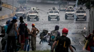 Manifestantes opositores fueron registrados este lunes al enfrentarse con miembros de la Guardia Nacional (GNB), durante una protesta antigubernamental, en Caracas. EFE