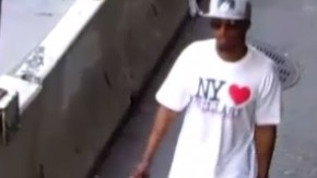 El NYPD describió al sospechoso como un hombre afroamericano de entre 20 y 30 años de edad.