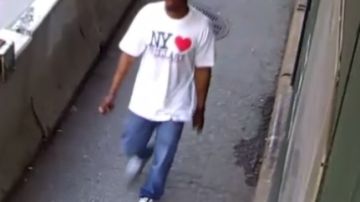 El NYPD describió al sospechoso como un hombre afroamericano de entre 20 y 30 años de edad.