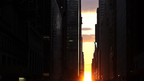 La puesta de sol en el Manhattanhenge sobre la calle 42.