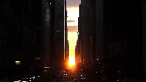 La puesta de sol en el Manhattanhenge sobre la calle 42.