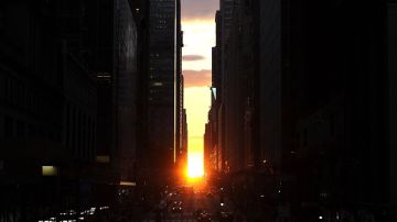 La puesta de sol en el Manhattanhenge sobre la calle 42.