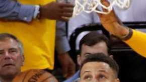 Stephen Curry de los Golden State Warriors le hizo una jugada impresionante a LeBron James de los Cleveland Cavaliers en el juego 2 de la final de la NBA. EFE