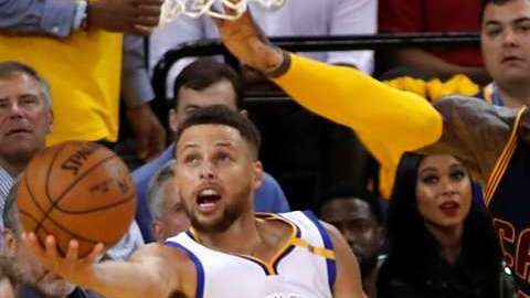 Stephen Curry de los Golden State Warriors le hizo una jugada impresionante a LeBron James de los Cleveland Cavaliers en el juego 2 de la final de la NBA. EFE