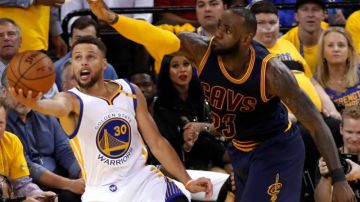 Stephen Curry de los Golden State Warriors le hizo una jugada impresionante a LeBron James de los Cleveland Cavaliers en el juego 2 de la final de la NBA. EFE