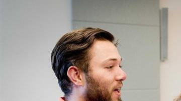 Los concebidos con semen donado, Yonathan Heij (izq) y Merel-Lotte (c), atienden a la prensa antes de conocer la decisión de los tribunales en el caso contra el médico Jan Karbaat.