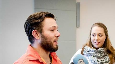 Los concebidos con semen donado, Yonathan Heij (izq) y Merel-Lotte (c), atienden a la prensa antes de conocer la decisión de los tribunales en el caso contra el médico Jan Karbaat.