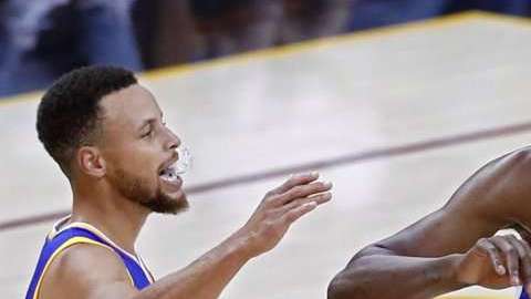 Kevin Durant  y Stephen Curry de Golden State Warriors celebran su triunfo ante Cleveland Cavaliers en el juego tres de las finales en la NBA. EFE.