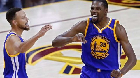 Kevin Durant y Stephen Curry de Golden State Warriors celebran su triunfo ante Cleveland Cavaliers en el juego tres de las finales en la NBA. EFE.