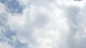 Un auto clásico pasa en frente de la embajada estadounidense hoy, viernes 16 de junio de 2017, en La Habana (Cuba).