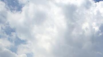 Un auto clásico pasa en frente de la embajada estadounidense hoy, viernes 16 de junio de 2017, en La Habana (Cuba).