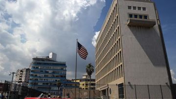 Un auto clásico pasa en frente de la embajada estadounidense hoy, viernes 16 de junio de 2017, en La Habana (Cuba).