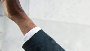 Cosby hace una senal de victoria tras salir de corte del condado Montgomery este sábado