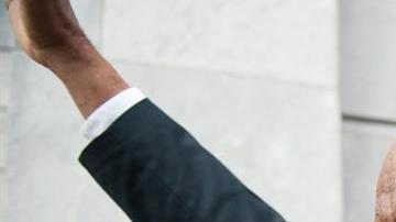 Cosby hace una senal de victoria tras salir de corte del condado Montgomery este sábado