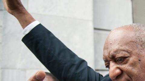 Cosby hace una senal de victoria tras salir de corte del condado Montgomery este sábado