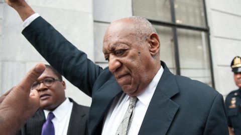 Cosby hace una senal de victoria tras salir de corte del condado Montgomery este sábado