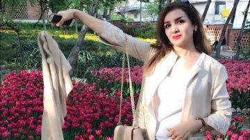 Las mujeres se visten de blanco y otras se deshacen de pañuelos en protesta contra el código de vestimenta de Irán.
