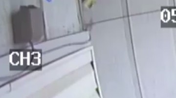 El momento fue capturado por un video de vigilancia.